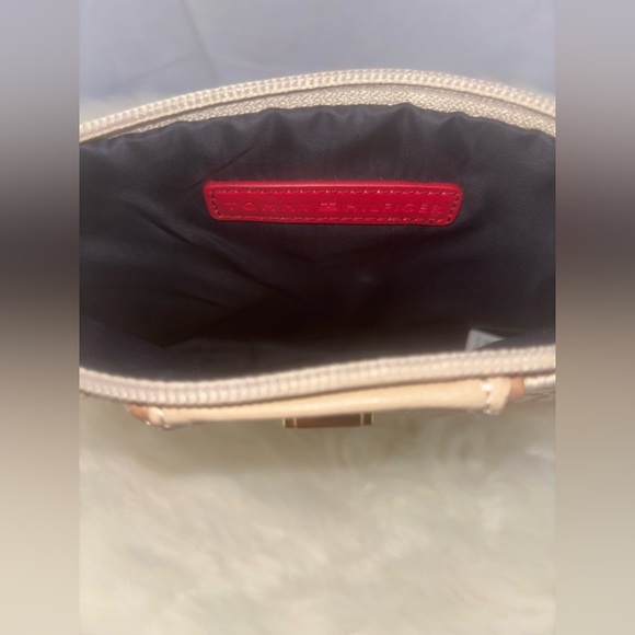 BRAND NEW TOMMY HILFIGER TAN & CREAME MONOGRAMMED WRISTLET/POUCH w/gold hardware - Picture 5 of 11